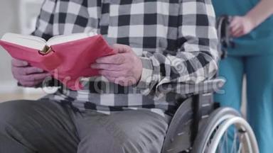 不可辨认的白种人老人坐在轮椅上，读着蓝色的无效<strong>标</strong>书